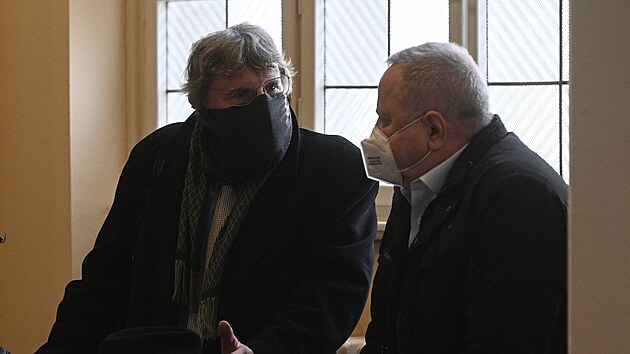 Petr Jnsk (vpravo) a Jan Zavel ekaj na zatek odvolacho soudu, kter rozhodne v kauze vytunelovn Metropolitnho spoitelnho drustva. (7. prosince 2021)