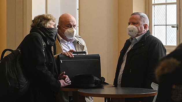 Petr Jnsk (vpravo) a Jan Zavel ekaj na zatek odvolacho soudu. (7. prosince 2021)