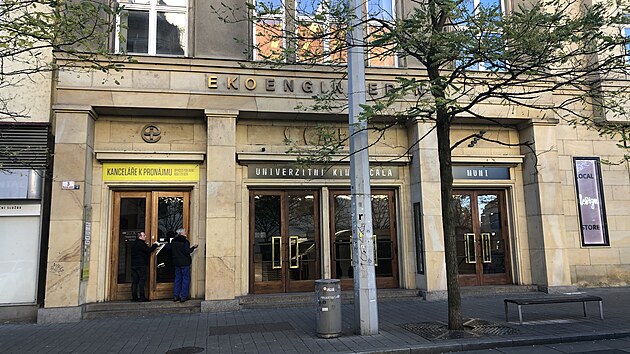 Kino Scala a Divadlo Bolka Polívky sídlí v jedné budově, jen vstupy mají z jiných ulic. Statika domu je narušená, dění v obou provozech se navíc vzájemně ruší. Proto je nutná rekonstrukce.