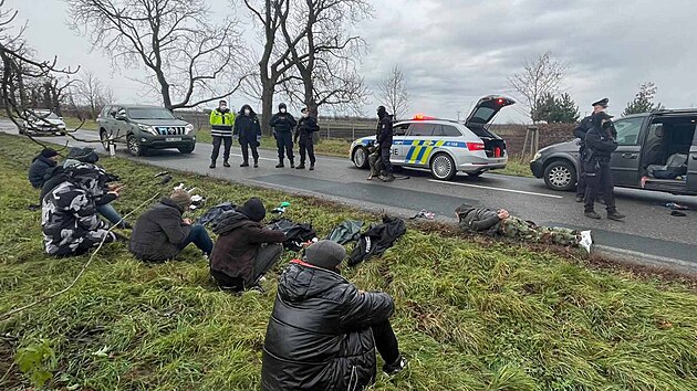 Devět migrantů převážel moldavskı šofér v jednom autě. Před policisty ujížděl a prorazil zátarasy.