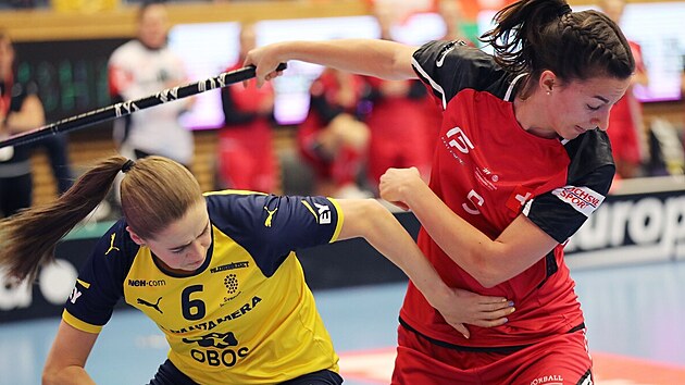 Švédská florbalistka Klara Lonebergová (vlevo) v souboji s Andreou Gamperliovou...