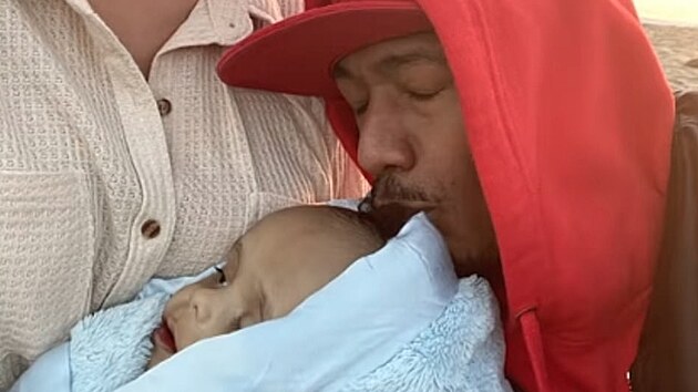 Nick Cannon s partnerkou a synem Zenem (prosinec 2021)