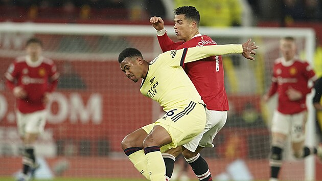 Gabriel (vlevo) z Arsenalu si kryje míč, atakuje ho Cristiano Ronaldo z Manchesteru United.