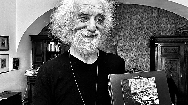 Jindřich Štreit s knihou Ivana Fíly Jeseníky. Známý fotograf byl kmotrem publikace.