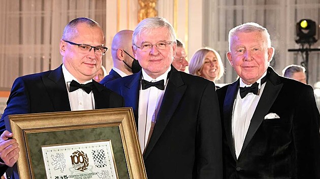 Zleva výkonný ředitel a místopředseda představenstva Agrofertu Josef Mráz, guvernér ČNB Jiří Rusnok a Karel Muzikář, prezident pořádající společnosti Comenius (26. 11. 2021)