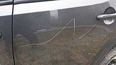 Policie vyšetřuje případ poškozených vozidel v areálu kladenské nemocnice. Policie vyšetřuje případ poškozených vozidel v areálu kladenské nemocnice.