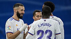 Fotbalisté Realu Madrid slaví gól Karima Benzemy (vlevo). Fotbalisté Realu Madrid slaví gól Karima Benzemy (vlevo).