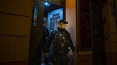 Policie kontroluje restaurace, které musí mít kvůli vládnímu nařízení zavřeno... Policie kontroluje restaurace, které musí mít kvůli vládnímu nařízení zavřeno...