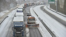 Husté sněžení a silný vítr od rána komplikuje provoz v Ústeckém kraji. Na... Husté sněžení a silný vítr od rána komplikuje provoz v Ústeckém kraji. Na...