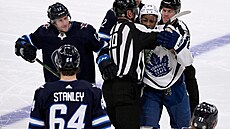 Wayne Simmonds v objetí rozhodčích několik minut pře bitkou s Loganem Stanleym. Wayne Simmonds v objetí rozhodčích několik minut pře bitkou s Loganem Stanleym.