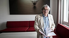Je obdivovatelem Alberta Einsteina, jehož obecná teorie relativity předpovídá... Je obdivovatelem Alberta Einsteina, jehož obecná teorie relativity předpovídá...