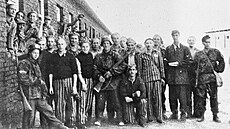 Vězni s vojáky praporu Zośka, který tábor v srpnu 1944 osvobodil. Vězni s vojáky praporu Zośka, který tábor v srpnu 1944 osvobodil.