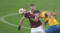 Andreas Maxsö z Bröndby hlavičkuje míč před napadajícím Matějem Pulkrabem. Andreas Maxsö z Bröndby hlavičkuje míč před napadajícím Matějem Pulkrabem.