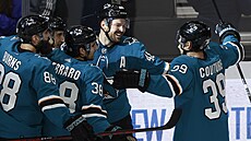 Tomáš Hertl slaví se spoluhráči. Tomáš Hertl slaví se spoluhráči.