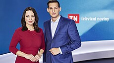 Moderátoi Televizních novin Veronika Petruchová a Martin ermák