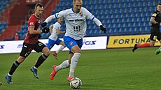 Ostravský Jiří Klíma vede balon. Ostravský Jiří Klíma vede balon.