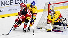 Petr Koukal z Hradce Králové (vlevo) vede puk, sledují ho Miroslav Holec a... Petr Koukal z Hradce Králové (vlevo) vede puk, sledují ho Miroslav Holec a...