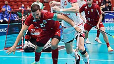Český kapitán Tom Ondrušek se snaží zastavit soupeře. Český kapitán Tom Ondrušek se snaží zastavit soupeře.