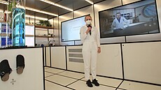 Asistentka laboratoře mluví s profesorem Dohořelem. Technologie Motion Capture... Asistentka laboratoře mluví s profesorem Dohořelem. Technologie Motion Capture...