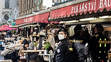 Policejní hlídky kontrolují stánky na Havelském tržišti v Praze. (3. prosince... Policejní hlídky kontrolují stánky na Havelském tržišti v Praze. (3. prosince...