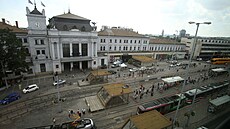 Zatím pokrývají střechy vstupů do podchodu na hlavním brněnském nádraží jen... Zatím pokrývají střechy vstupů do podchodu na hlavním brněnském nádraží jen...
