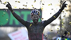 VÍTĚZ OD BLÁTA. Wout van Aert naprosto dominoval hned svému prvnímu závodu v... VÍTĚZ OD BLÁTA. Wout van Aert naprosto dominoval hned svému prvnímu závodu v...