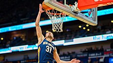 Tomáš Satoranský z New Orleans zakončuje na koš Dallasu. Tomáš Satoranský z New Orleans zakončuje na koš Dallasu.