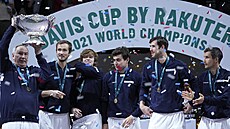 Kapitán ruského daviscupového týmu Šamil Tarpiščev za dohledu svých svěřenců... Kapitán ruského daviscupového týmu Šamil Tarpiščev za dohledu svých svěřenců...