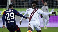 Ola Aina (vpravo) z Turína v zápase s Cagliari. Ola Aina (vpravo) z Turína v zápase s Cagliari.