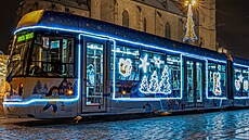 Zdobení vánoční tramvaje trvalo celý týden. Zdobení vánoční tramvaje trvalo celý týden.
