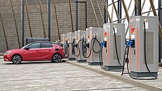 Celkem deset nabíjecí stojanů, které dokážou souběžně nabíjet 14 vozů vysokorychlostně a 6 vozů pomaleji, tvoří nový nabíjecí HUB na šestém kilometru dálnice D1 ve směru na Brno. Celkem deset nabíjecí stojanů, které dokážou souběžně nabíjet 14 vozů vysokorychlostně a 6 vozů pomaleji, tvoří nový nabíjecí HUB na šestém kilometru dálnice D1 ve směru na Brno.