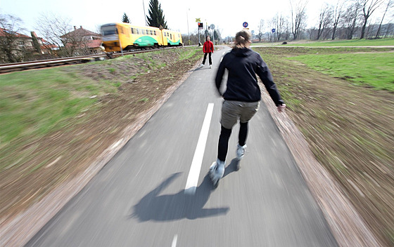 Cyklisté se za rok konen dokají kompletního propojení Zlína a Otrokovic stezkou. Ilustraní snímek.