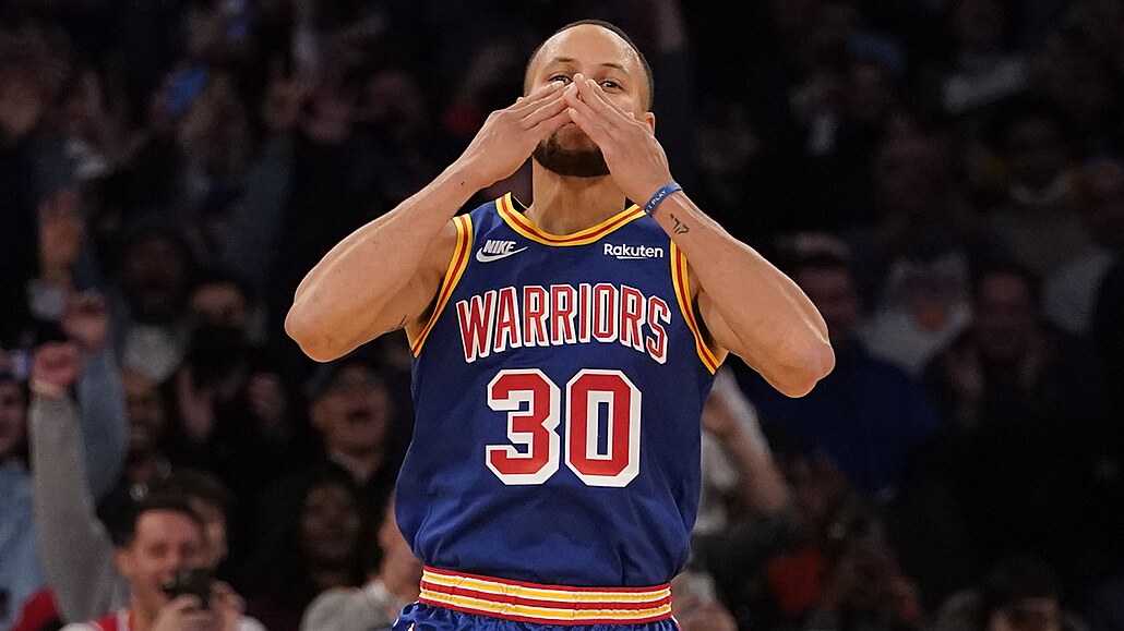Stephen Curry z Golden State Warriors slaví svj trojkový rekord v newyorské...
