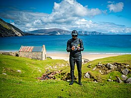 Petr Jan Juraka pi sledování alok obrovských v oblasti Achill Island....