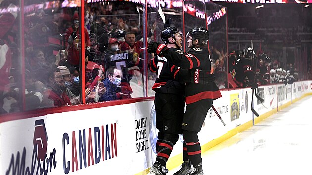 Hokejist Ottawy Brad Tkachuk (vlevo) a Josh Norris oslavuj gl.