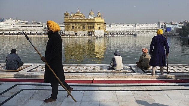 Sikhové hlídají Zlatý chrám v indickém Amritsaru. (19. prosince 2021)