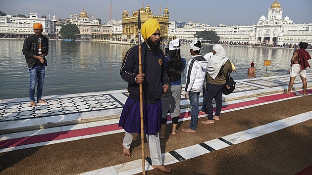 Sikhové hlídají Zlatý chrám v indickém Amritsaru. (19. prosince 2021)
