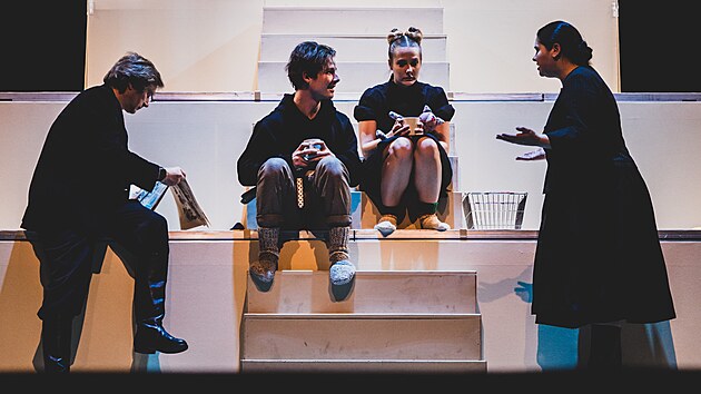 Inscenace Modrý pták vychází z pera slavného vlámského dramatika, básníka a esejisty Maurice Maeterlincka, který patří k předním představitelům symbolismu.