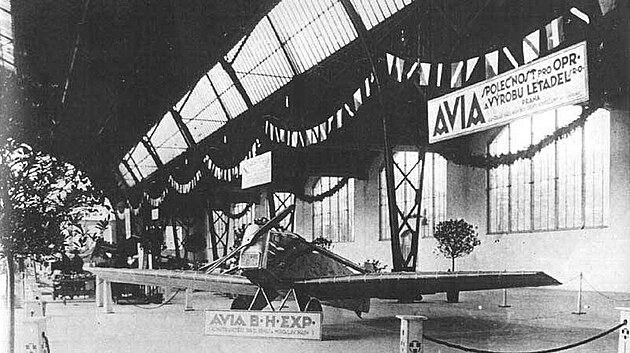 Avia B.H.1 Exp. na Prvn mezinrodn leteck vstav v Praze v jnu 1920. Letoun m zatm adov motor Austro-Daimler.