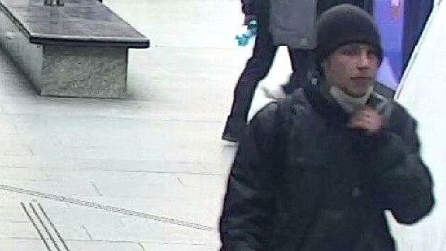 Policie pátrá po muži, který v metru vytrhl cestující telefon z ruky a následně vyskočil ze soupravy metra. (25. listopadu 2021)