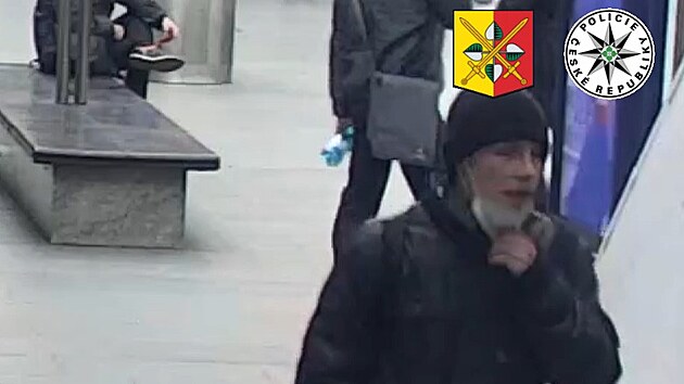 Policie pátrá po muži, který v metru vytrhl cestující telefon z ruky a následně vyskočil ze soupravy metra. (25. listopadu 2021)