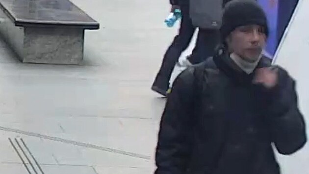 Policie pátrá po muži, který v metru vytrhl cestující telefon z ruky a následně vyskočil ze soupravy metra. (25. listopadu 2021)