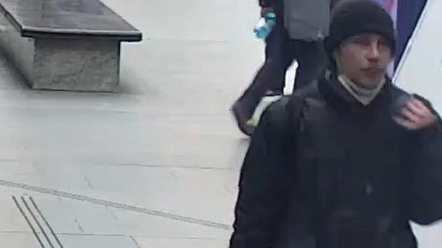 Policie pátrá po muži, který v metru vytrhl cestující telefon z ruky a následně vyskočil ze soupravy metra. (25. listopadu 2021)