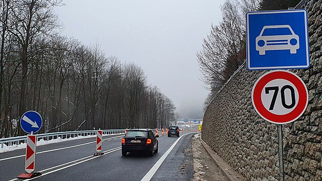 Na křižovatce přibyly nové značky.