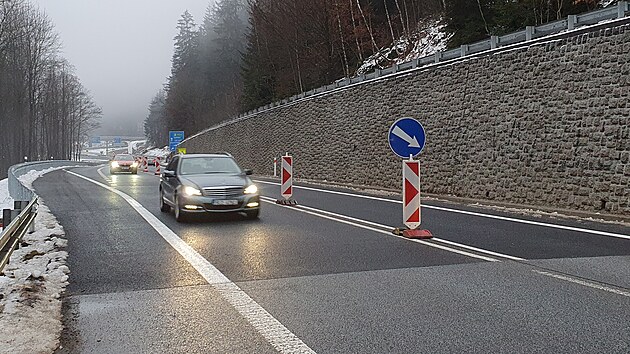 Na křižovatce přibyly nové značky.