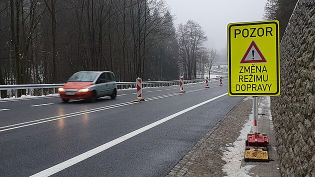 Na křižovatce přibyly nové značky.