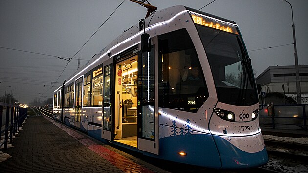 Svátečně nazdobená vánoční tramvaj už jezdí po Ostravě.