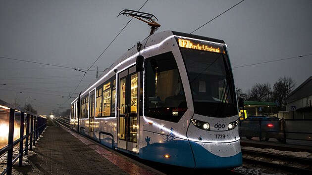 Svátečně nazdobená vánoční tramvaj už jezdí po Ostravě.