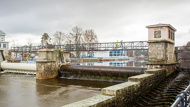 Společnost Metrostav dokončila instalaci nové lávky nad Jiráskovým jezem v Českých Budějovicích.
