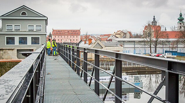 Společnost Metrostav dokončila instalaci nové lávky nad Jiráskovým jezem v Českých Budějovicích.